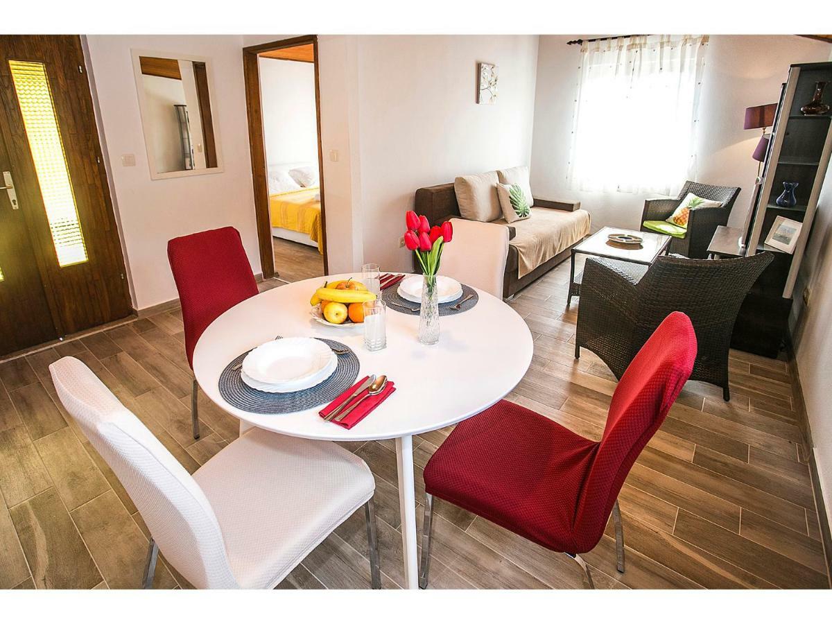 Apartment Goga'S Retreat In Marina Bagian luar foto