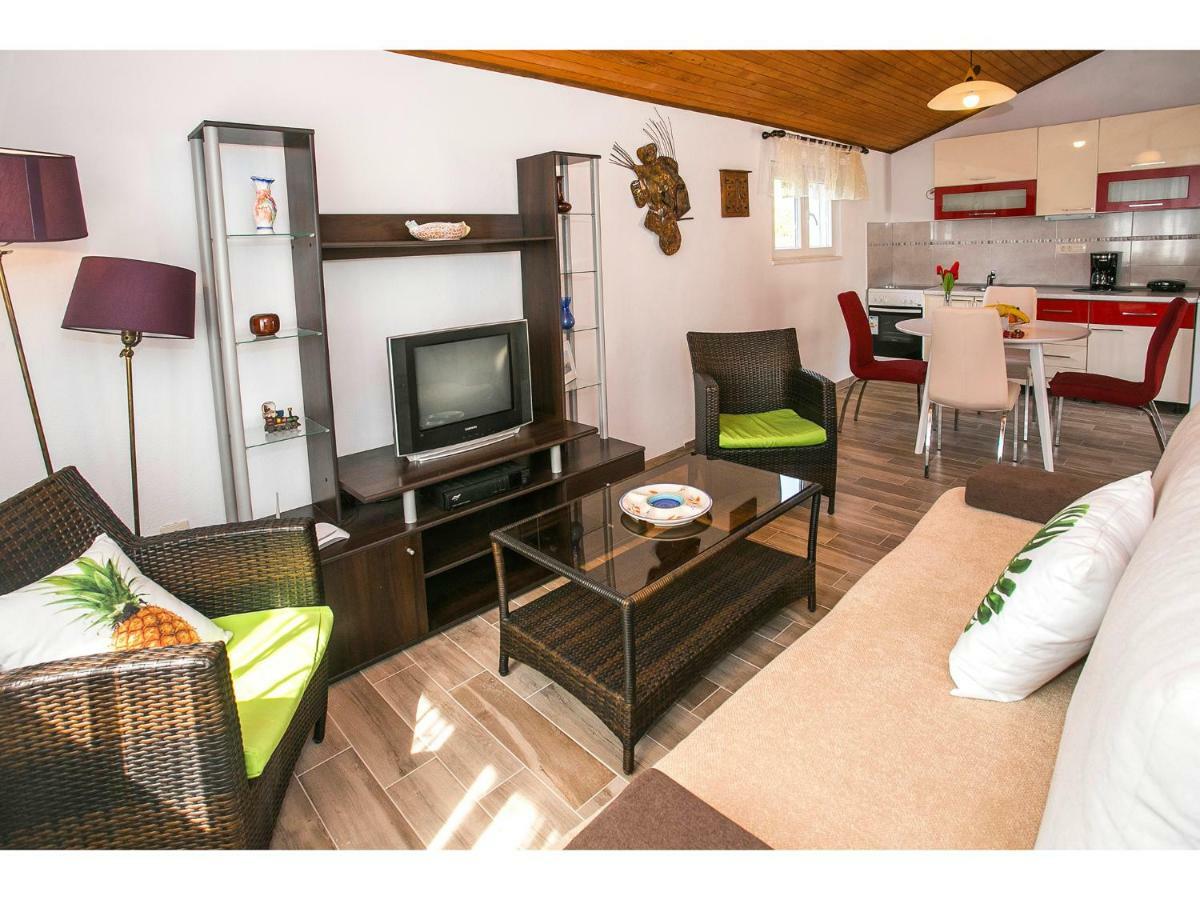 Apartment Goga'S Retreat In Marina Bagian luar foto